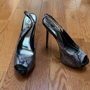 2b Bebe Snakeskin and Black Patent Leather Stiletto Slingback Pumps EUC sz 9